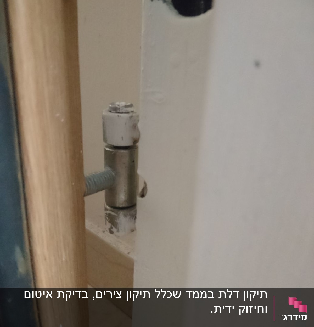 ציר דלת מתכת מותקן במסגרת עץ
